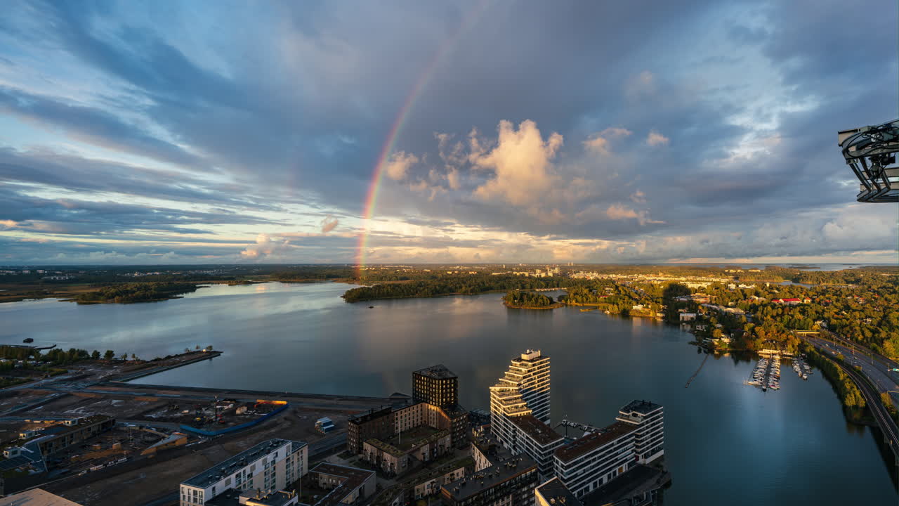 el lapso de tiempo de un arco iris sobre el mar