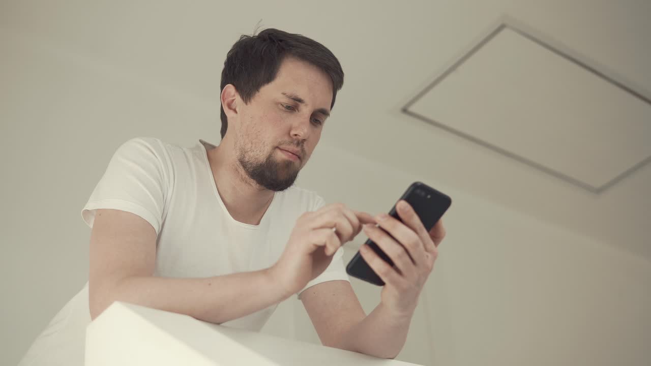 스마트 폰을 사용하는 사람