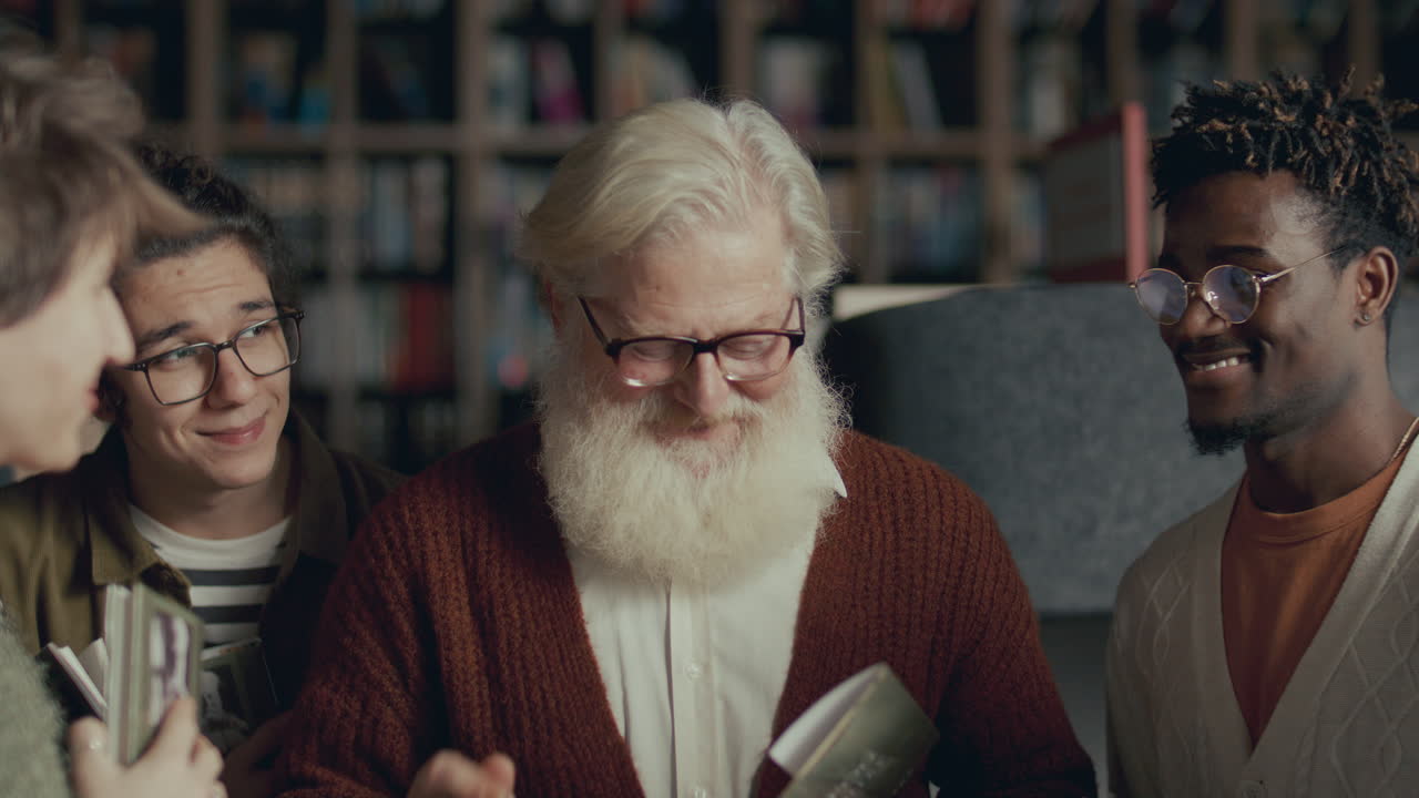 노인 작가가 책에 서명하고 독자들의 질문에 대답합니다.