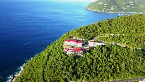 mosca aérea en primer plano de la casa del acantilado en la isla virgen británica de tortola