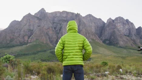 hombre caucásico disfrutando del paisaje