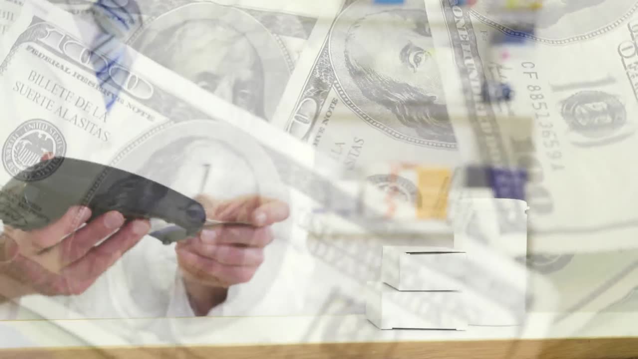 신용카드로 지불하는 백인 여성 위에 회전하는 미국 달러 지폐의 애니메이션