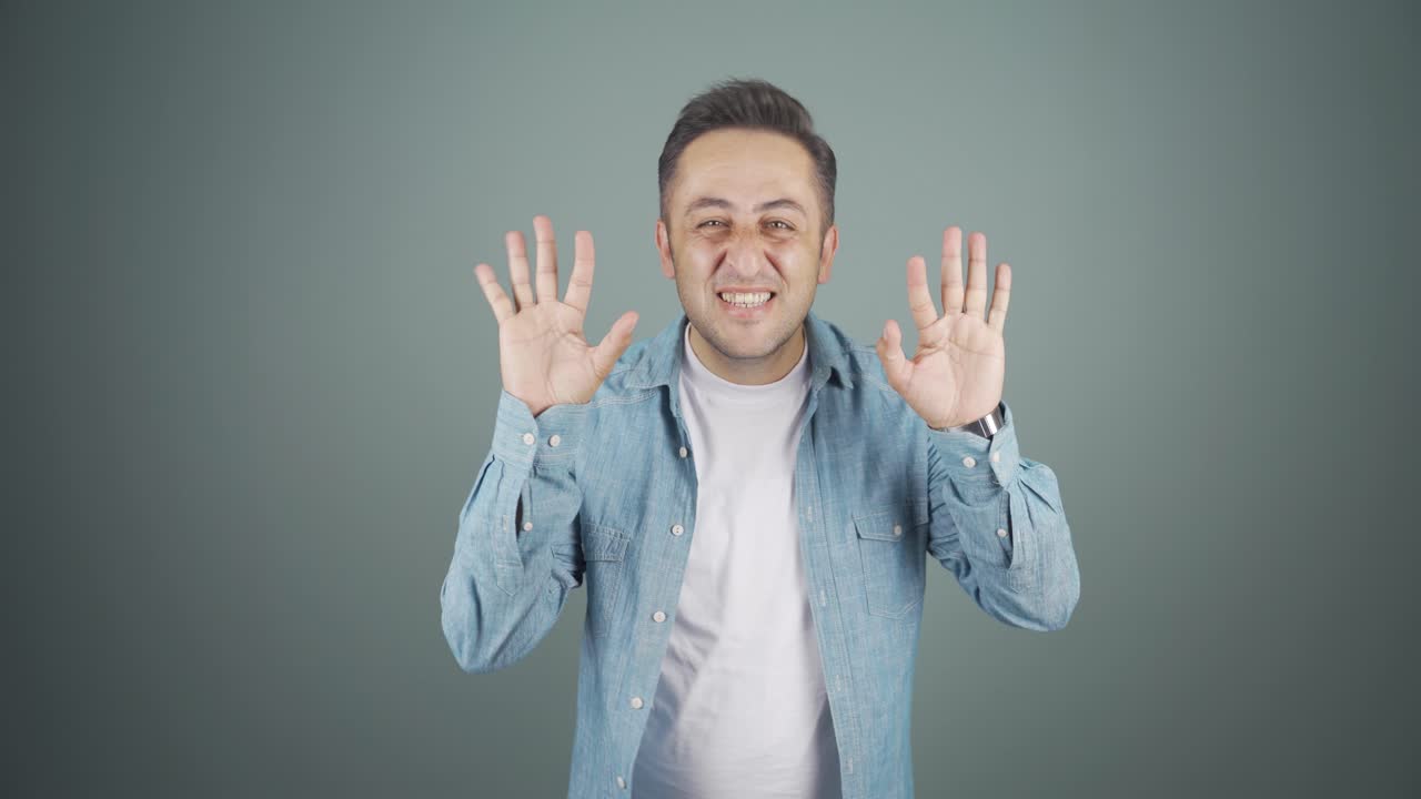 el hombre haciendo gestos lindos para la cámara.