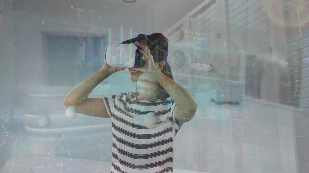 Donna che indossa un visore VR e lo regola in un hub tecnologico, mostrando pianeti fluttuanti e una grafica di rete.