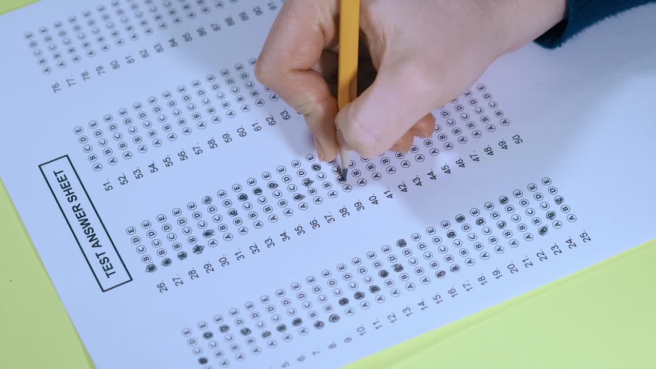 examen. llenando la prueba con un lápiz.