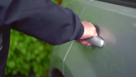 hombre encapuchado tratando de robar puertas de autos o objetos de valor dentro desatendidos