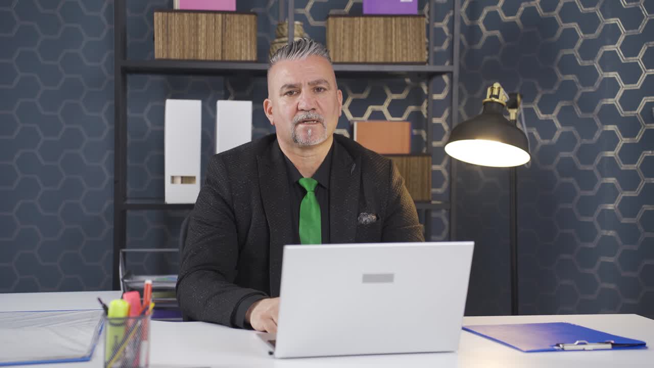 hombre de negocios mirando a la cámara con un gesto negativo.