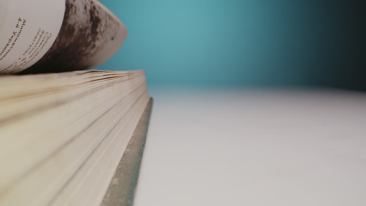 primer plano de un libro abierto