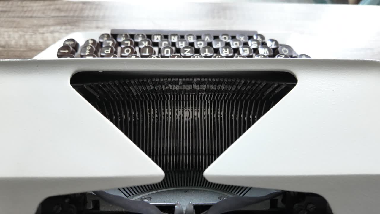 крупный план белой старой пишущей машины, łucznik 1303