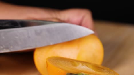 cortar el caqui a mano con un cuchillo afilado
