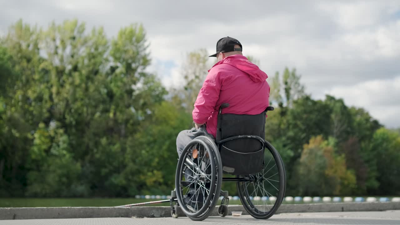 persona con discapacidad física que utiliza silla de ruedas para pescar en el muelle de pesca