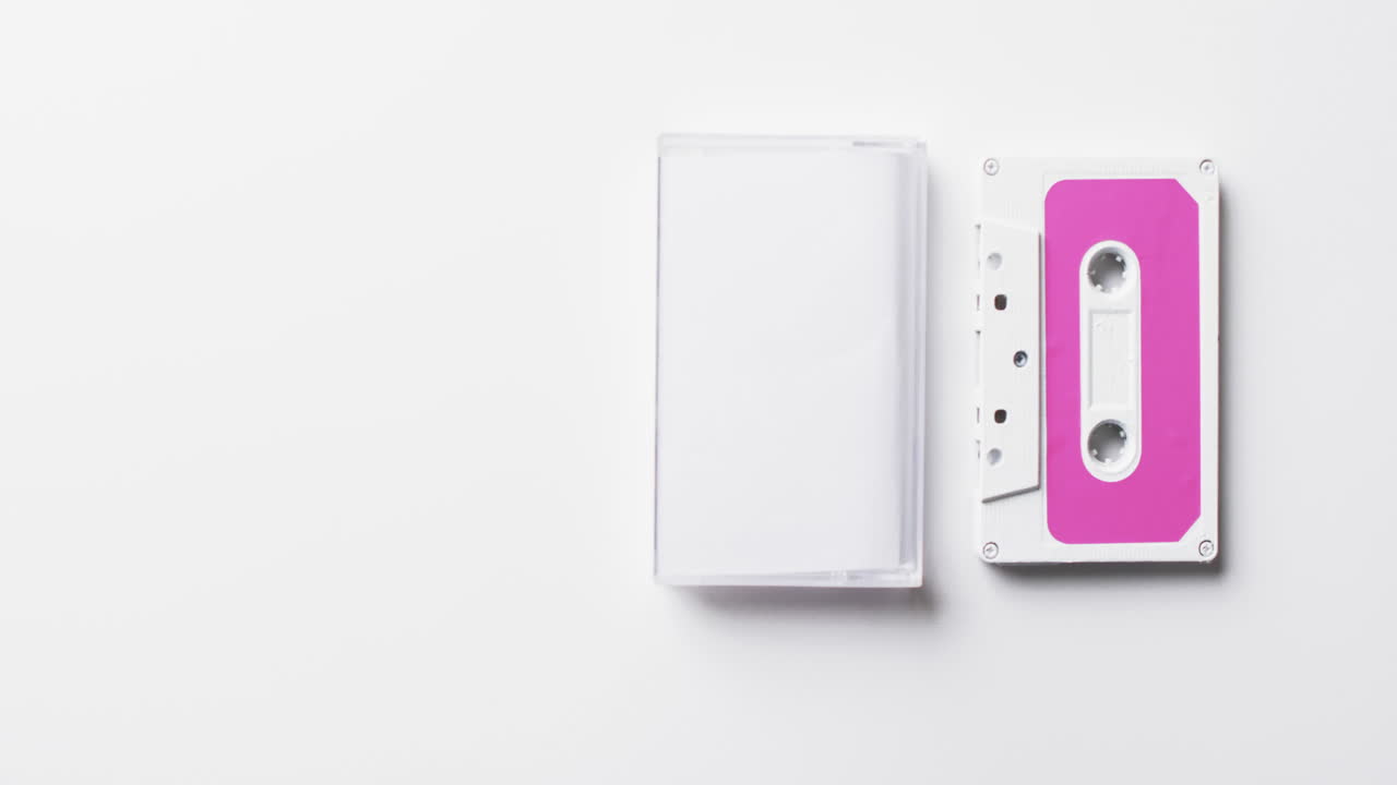 de cinta de video retro con etiqueta rosa y caja clara con espacio de copia en fondo blanco
