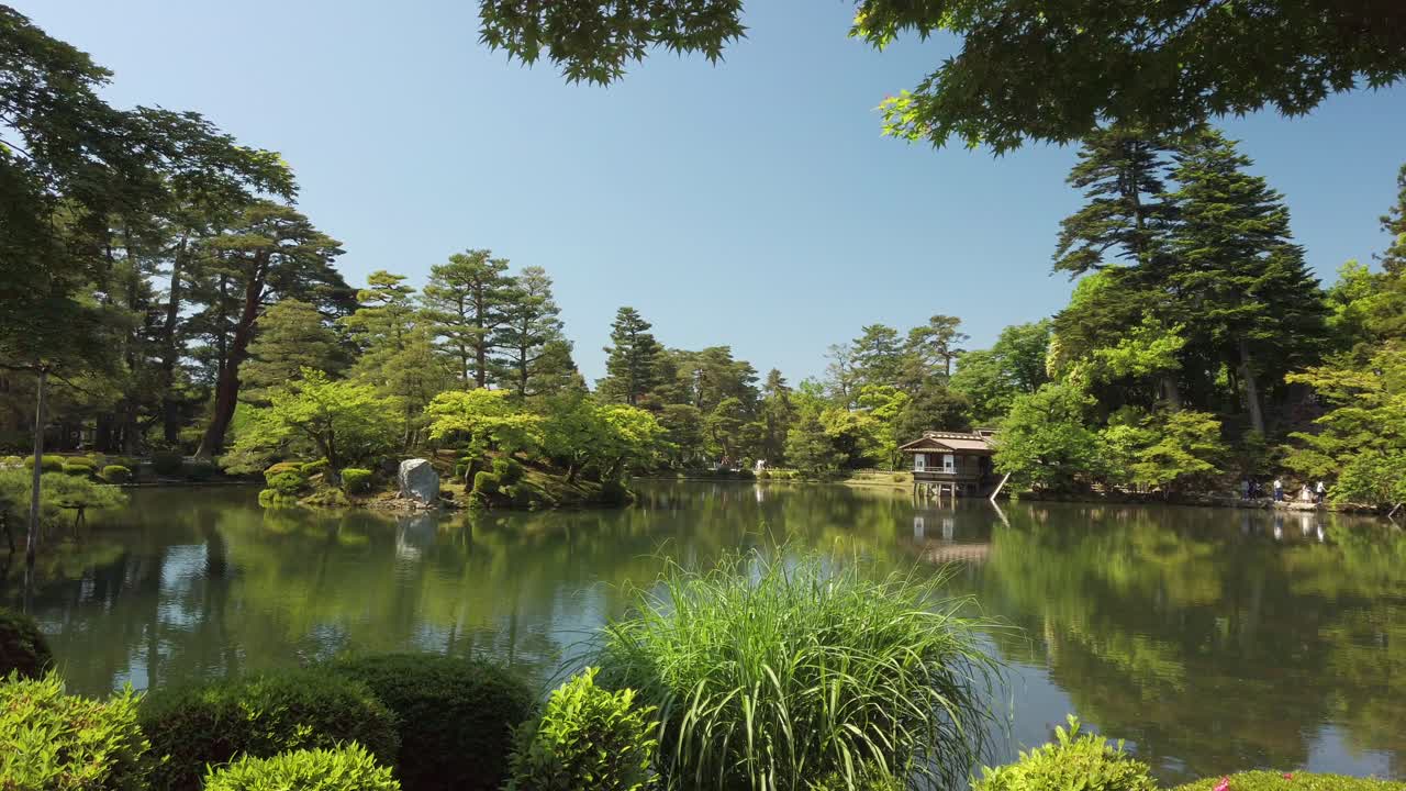 hermoso estanque con una pequeña isla en el parque japonés kenroku-en en la ciudad de kanazawa