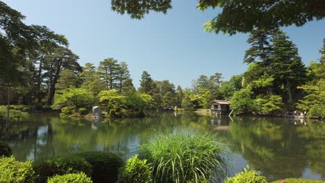 在卡納扎瓦市的日本公園kenroku-en中,一個小島的美麗池<unk>