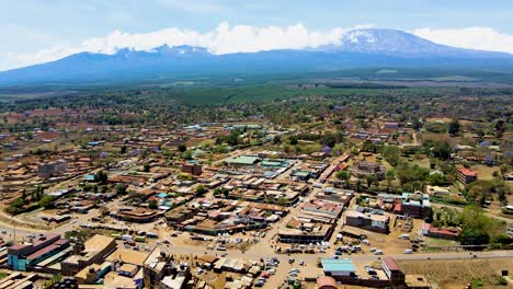 Ländliche-Dorfstadt-In-Kenia-Mit-Dem-Kilimandscharo-Im-Hintergrund