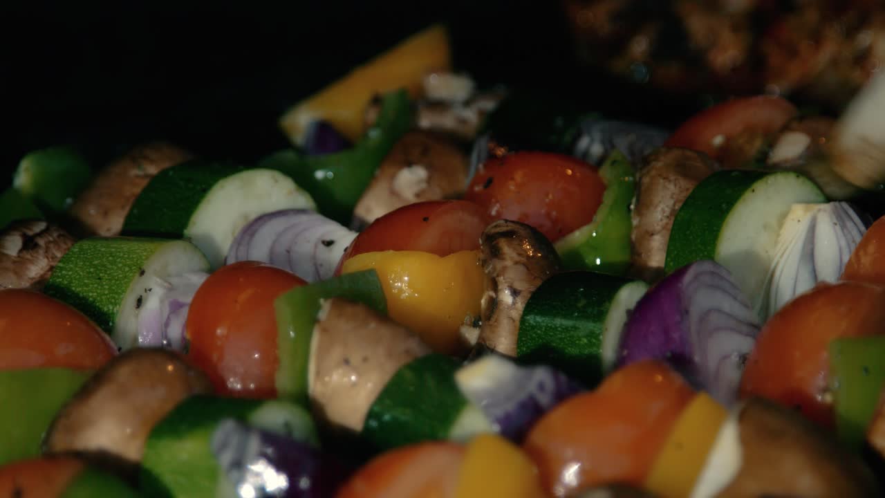 Azeite de oliva sendo pincelado por chef em espetadas de vegetais grelhadas
