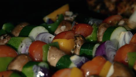 aceite de oliva siendo cepillado por el chef en kebabs de verduras de barbacoa