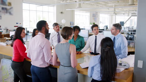 colegas reuniéndose en un estudio de arquitectura, vista elevada