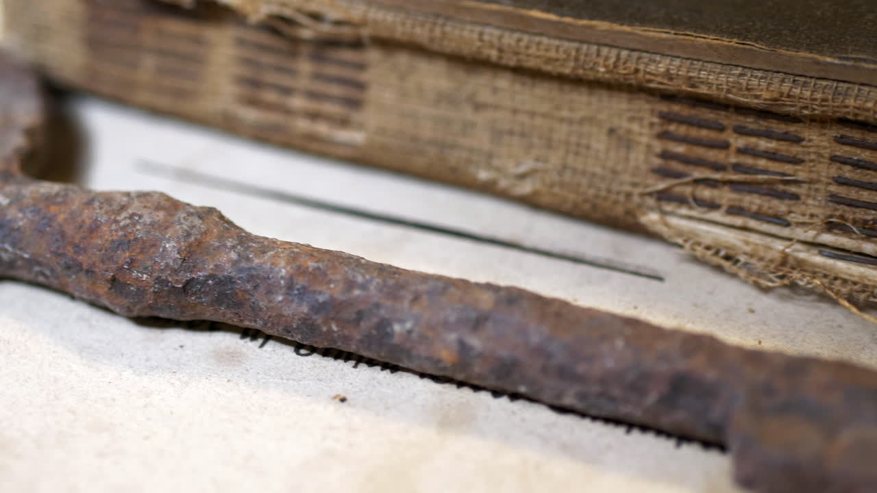 выразительный старый ржавый железный ключ, выражающий религиозную концепцию жизни