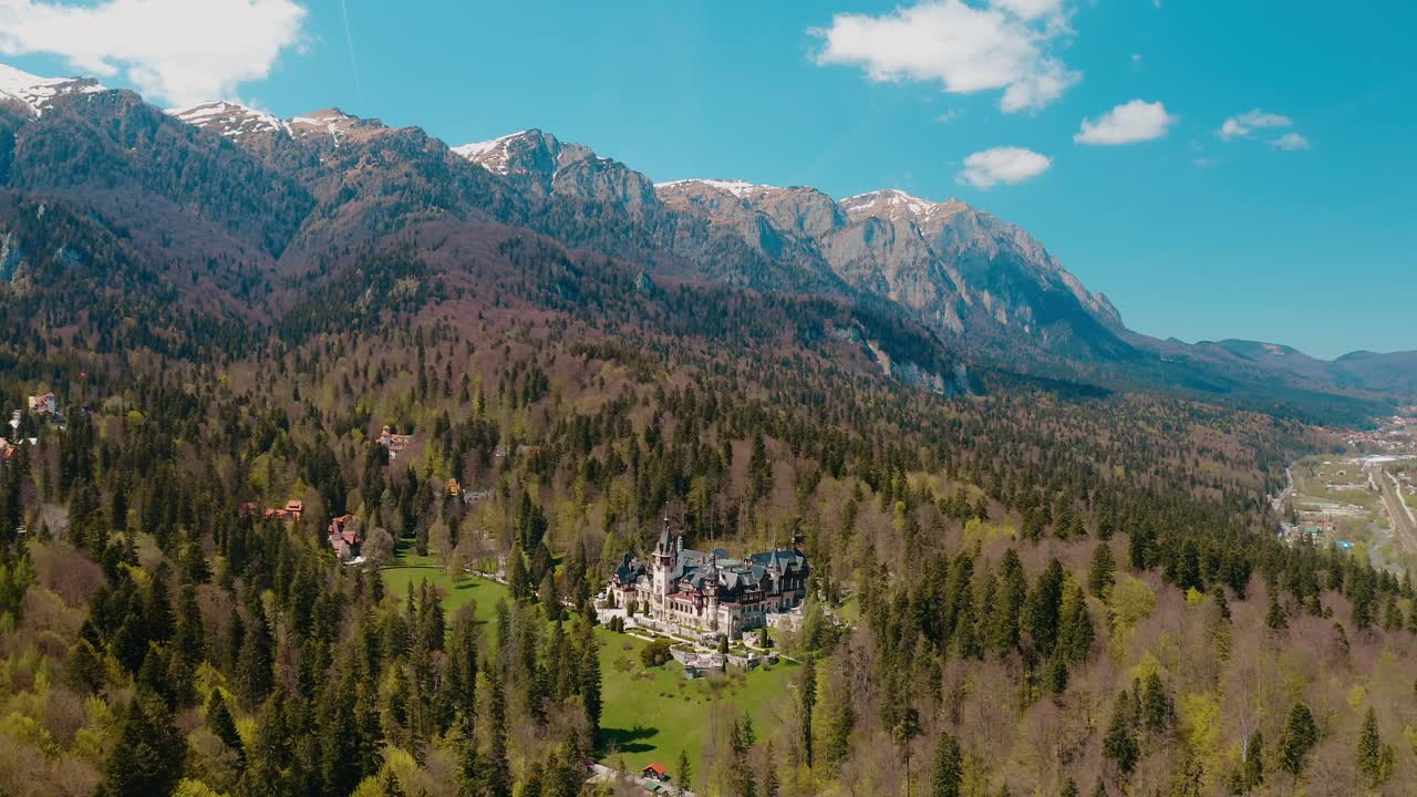 vista del castillo de peles, en el sinaia, rumania