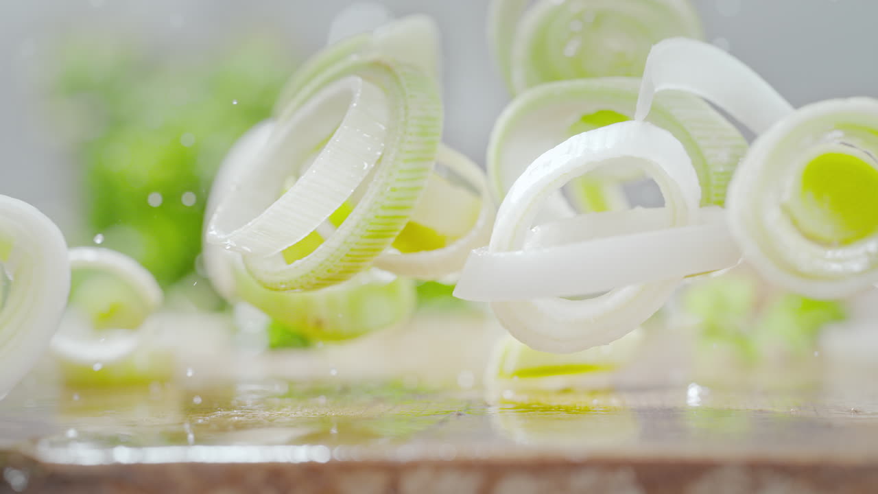 개진 소나무 반지는 부 카운터에 떨어지고, 굴러가고, 어지고, 물방울이 거시적이고 느린 움직임으로 어집니다.