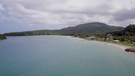 vista aérea de la bahía de port maria en jamaica que revela la isla carabita girando a la izquierda