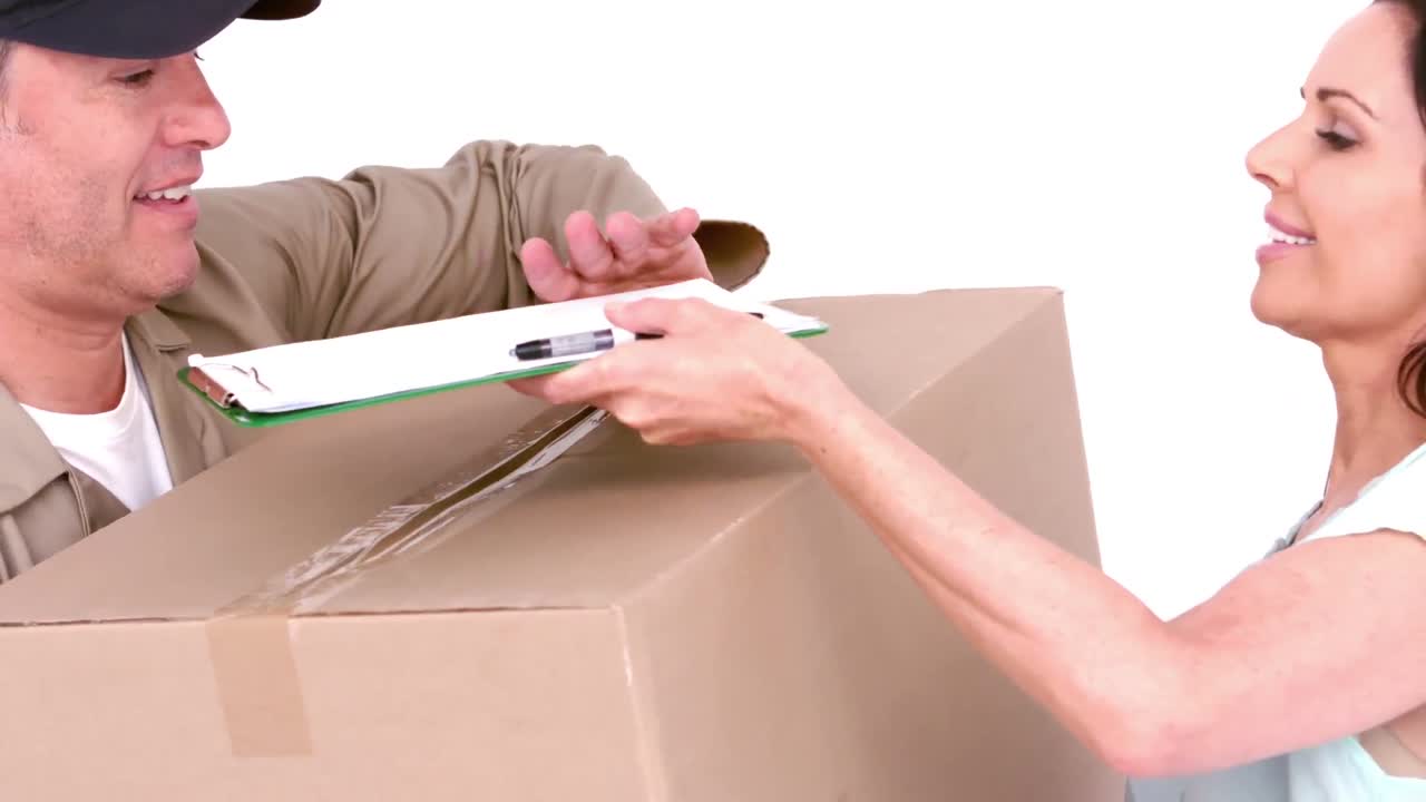 배달 담당자가 고객으로부터 서명을 받습니다.