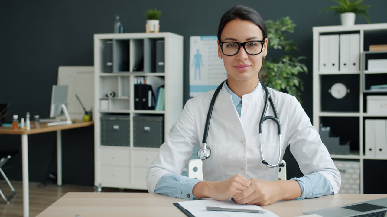 Dottoressa nel suo ufficio