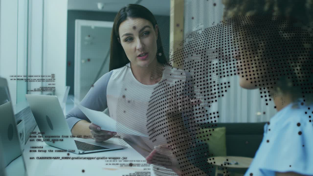 Responsabile aziendale che indica un rapporto accanto a un portatile e attiva un grafico animato mentre un collega fornisce feedback.