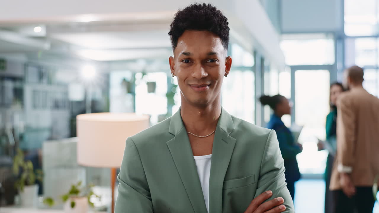 un joven profesional sonríe con confianza en un entorno de negocios.