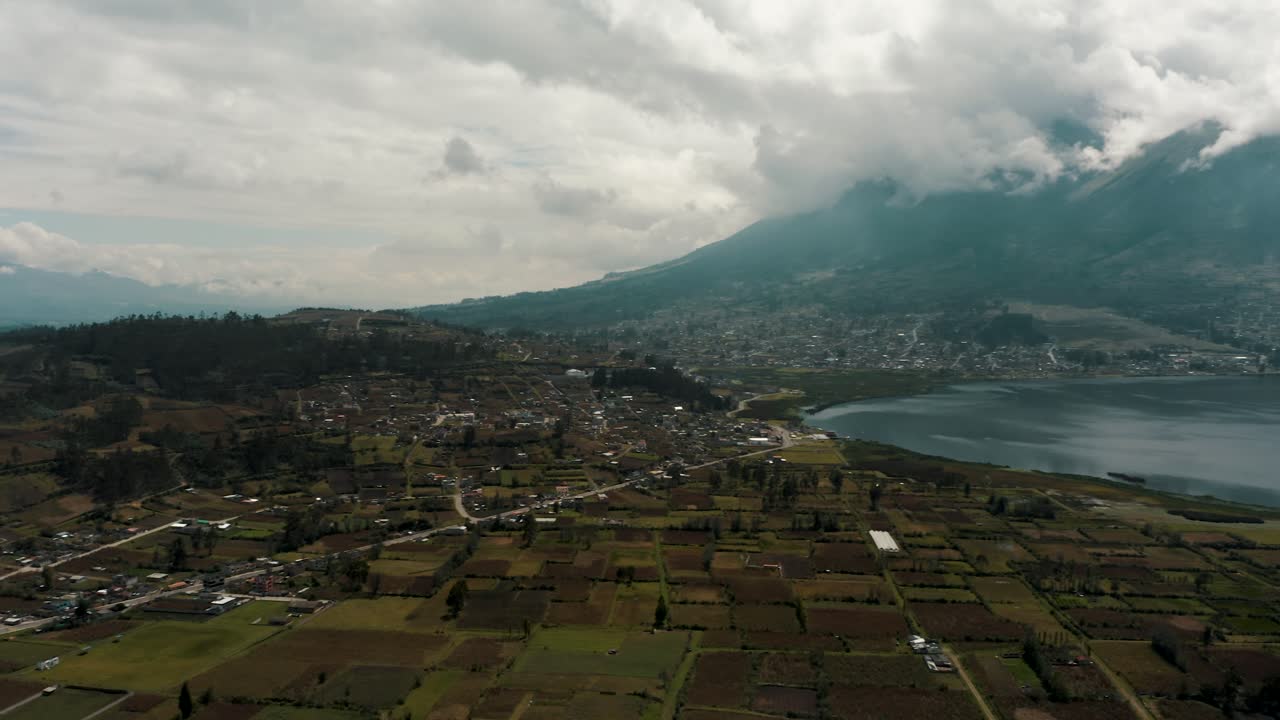 vista aérea de las tierras cultivadas en el fondo del volcán imbabura en la laguna de san pablo en otavalo, ecuador.