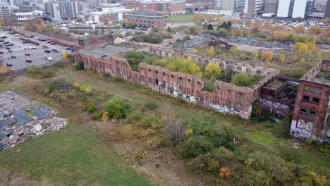 los edificios abandonados del gran almacén del norte de la ciudad de nottingham, reino unido, la retirada aérea del dron revela imágenes