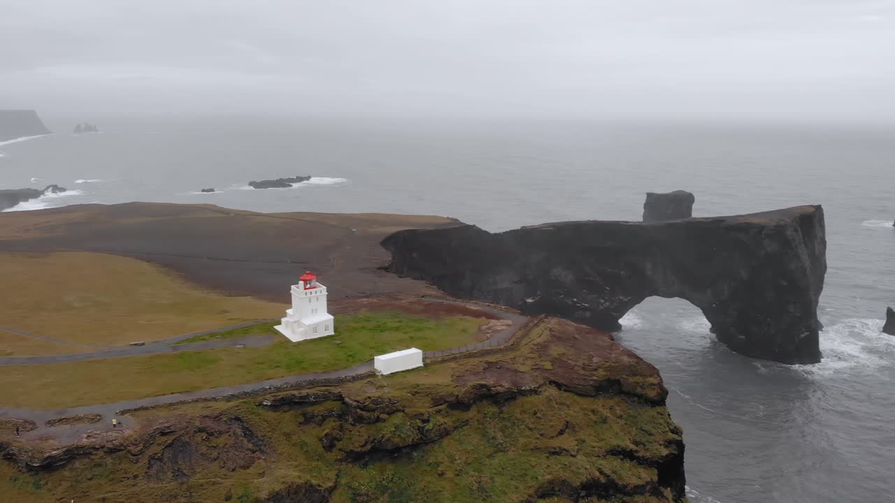antena del acantilado del mirador dyrhólaey cerca del faro blanco del mar islandia