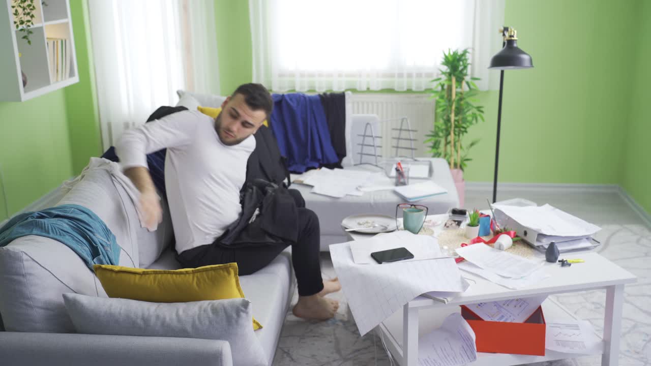 게으르고 망진창한 남자가 늦어지고 있어