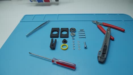 aproximación de pequeñas piezas tornillos herramientas rodamientos preparados para el montaje