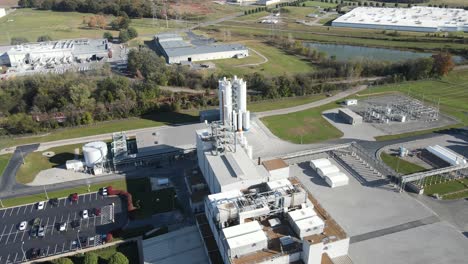 Orbitalaufnahmen-Der-Glasfaserfabrik-Von-Einer-Drohne