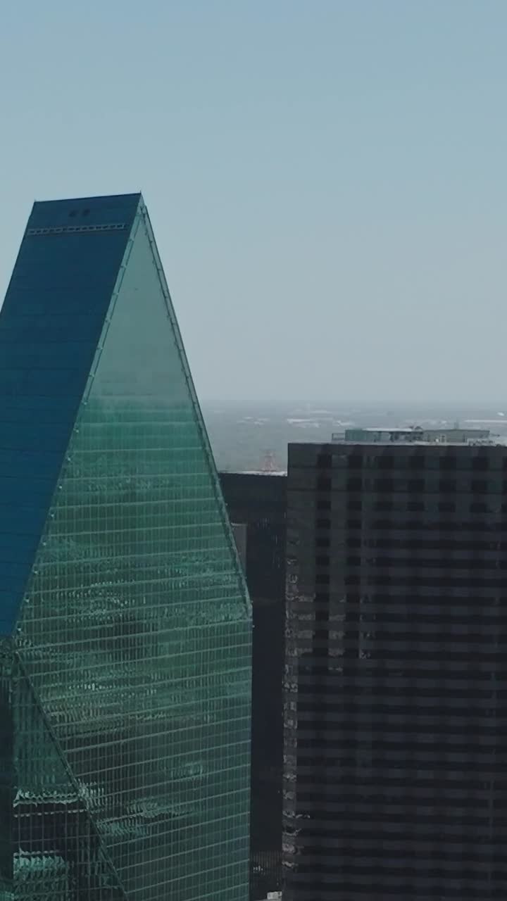 Vista aérea do centro de Dallas, com edifícios altos e paisagem urbana
