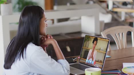 Mujer-Afroamericana-Teniendo-Videollamada-Con-Una-Colega-En-Una-Computadora-Portátil-En-Casa