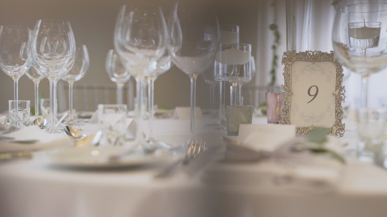 결혼식 저녁 식사를 위해 장식된 테이블 3