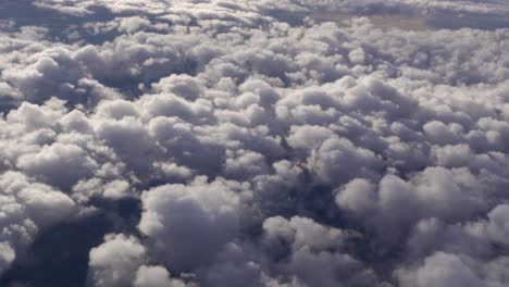 Una-Alfombra-De-Nubes-Esponjosas-A-Través-De-La-Ventana-De-Un-Avión