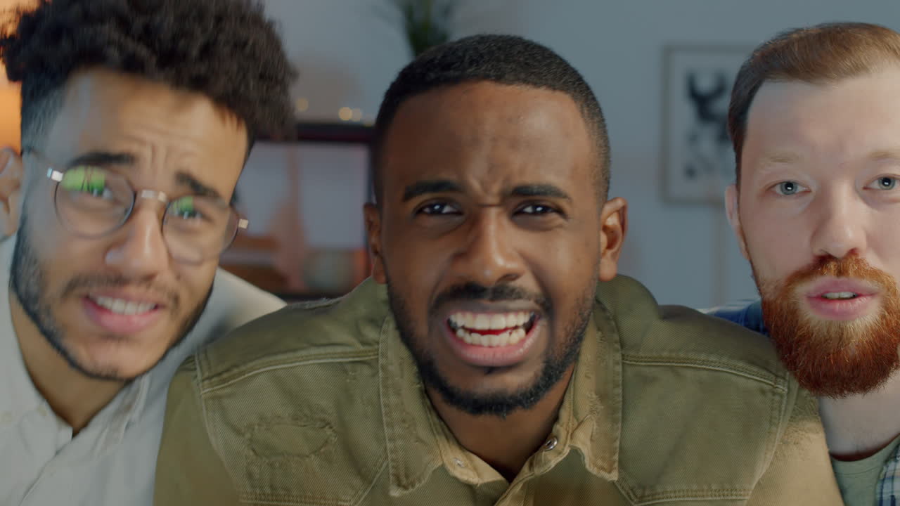 amigos viendo un juego.