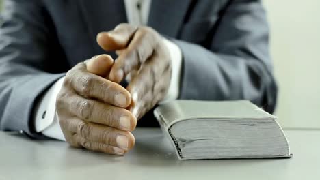 hombre negro orando a dios con la biblia en las manos hombre caribeño orando con el fondo con la gente stock video stock footage