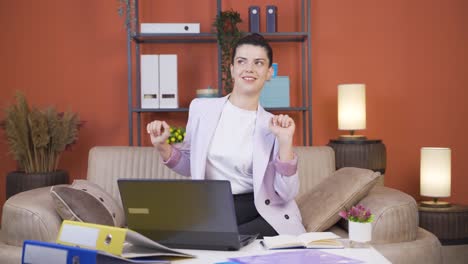 trabajadora de oficina en el hogar mujer joven trabajando relajada y pacíficamente.