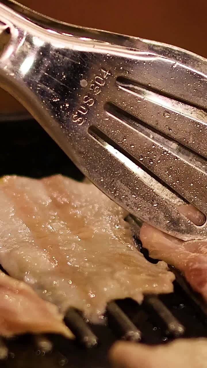 그릴 에 인 뜨거운 베이컨 과 마늘