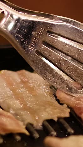 tocino ardiente y ajo cocinado en una parrilla