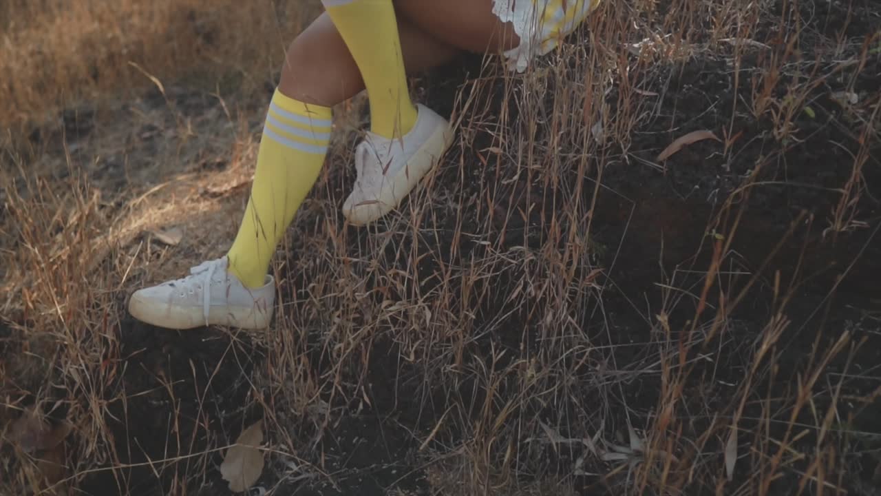 soñadora joven hermosa mujer india pintando tiernamente una pieza rota de una olla tradicional de arcilla roja en sus manos