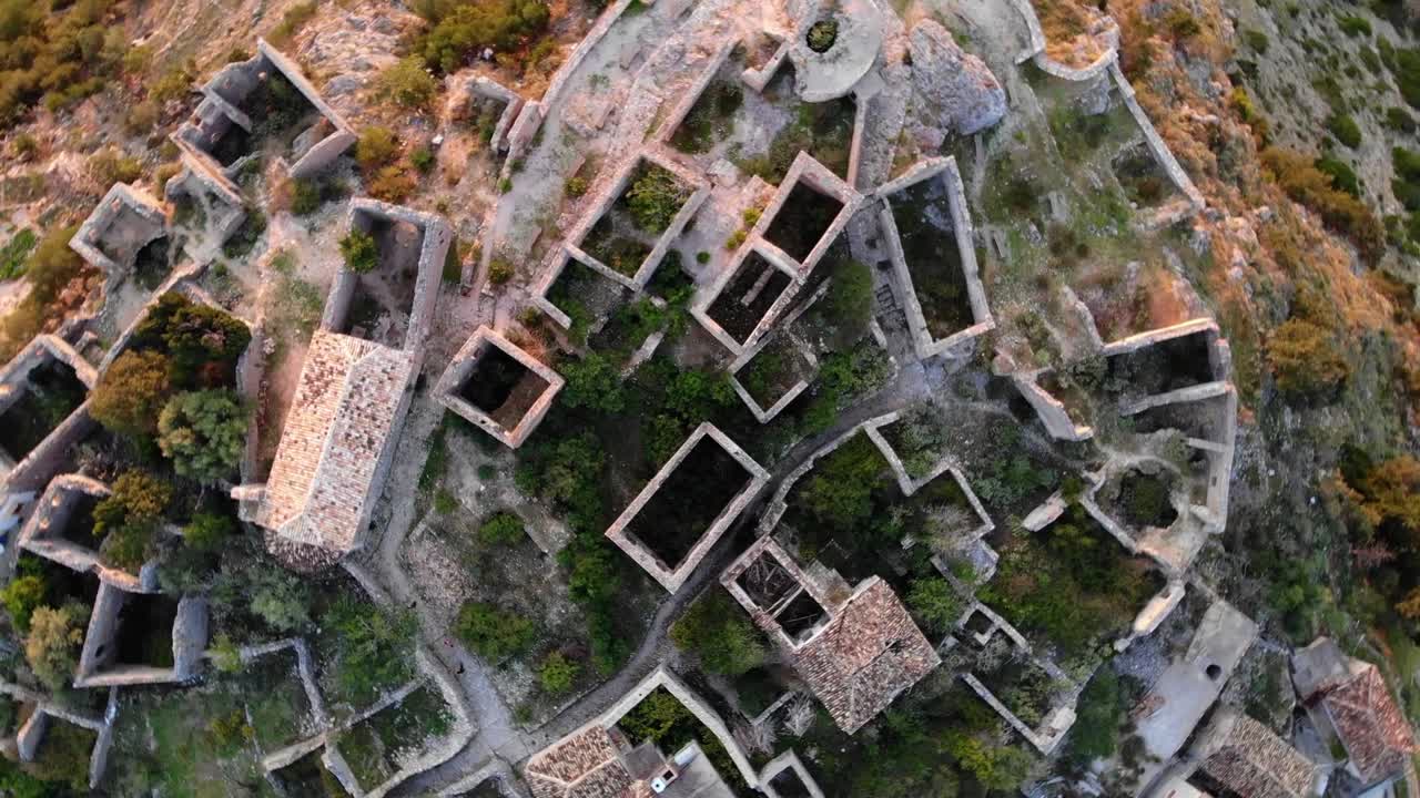 рядом с химарой находится заброшенная деревня с ее руинами.