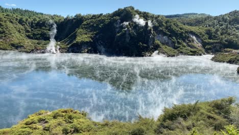 lago de azufre en nueva zelanda en un caluroso día de verano