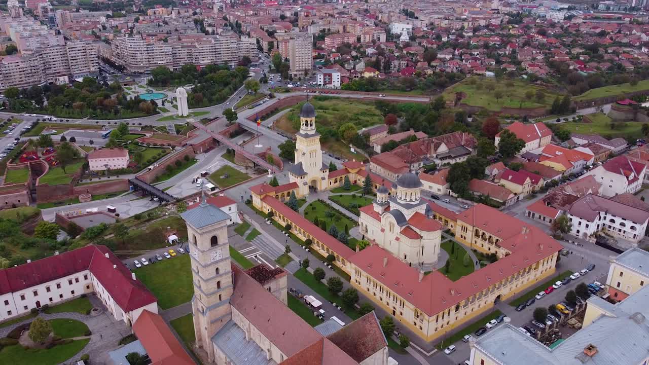 vista aérea de la catedral de la reunificación y la catedral católica romana de san miguel dentro de la fortaleza de alba iulia, rumania