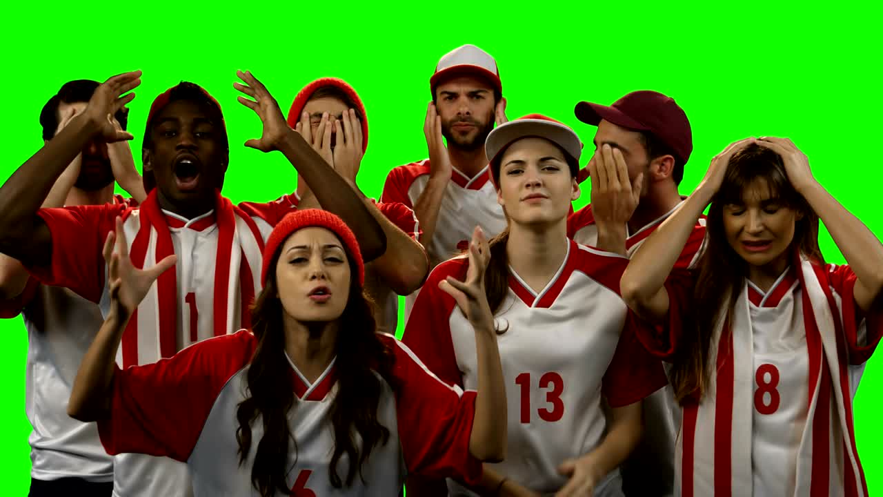 grupo de amigos viendo un partido de fútbol